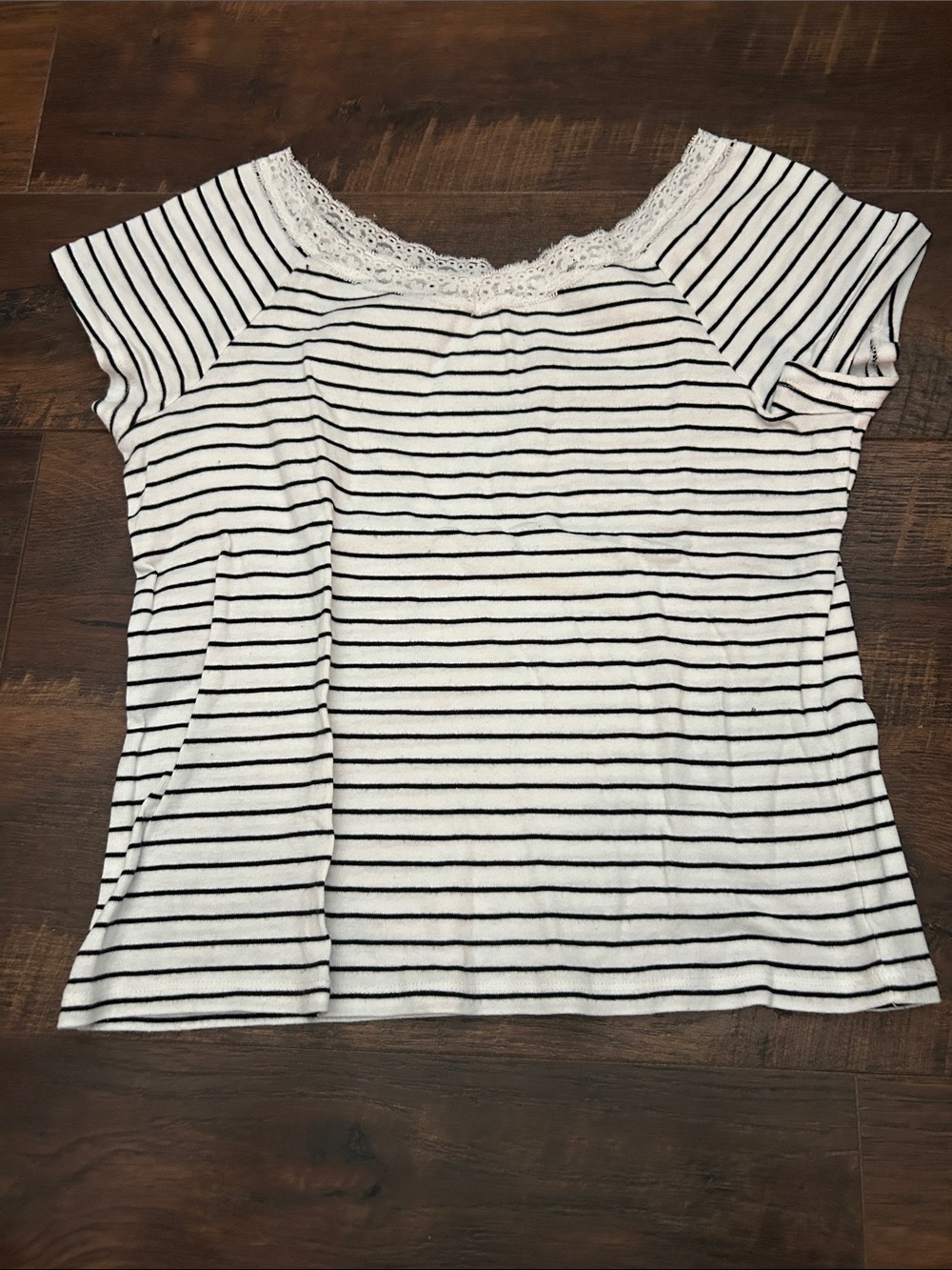 Striped V neck shirt for girls!!! 🖤🤍